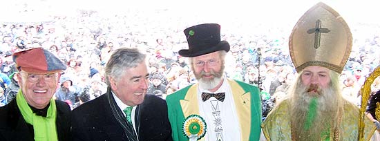 Honorarkonsul Erich Lejeune, Seán Ó hUiginn (Botschafter der Republik Irland in Berlin), Grand Marshal  Frank McLynn und der bayerische St. Patrick vor Tausenden St. Patricks Fans auf dem Odeonsplatz (Foto: Martin Schmitz)